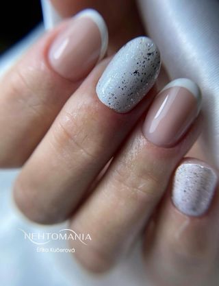 Luxury White s tenkou vrstvou barvy Neve = zima jak vyšitá ❄️❄️ . @ek_naildesign . #love#beautiful #instagood #nails...