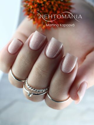 Jemňoučký Brush&Build gel Wonder, pro milovníky nude nehtíků jako dělaný ❤️ . @kapcovamartina . #nehtomania #nails...